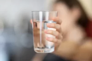 Para aumentar seu dinheiro faça esta simpatia com água e sal grosso