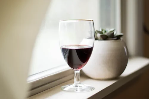 Saiba um pouco mais sobre o Ritual do vinho para afastar pessoas negativas