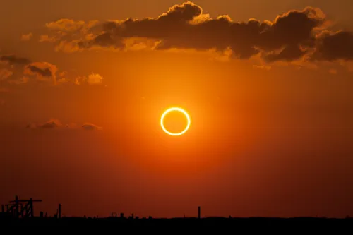 Imagem de um eclipse solar anular semelhante ao que poderá ser visto no Brasil neste sábado.