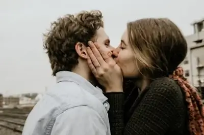 Dia do Beijo: Descubra o beijo perfeito de cada signo do zodíaco