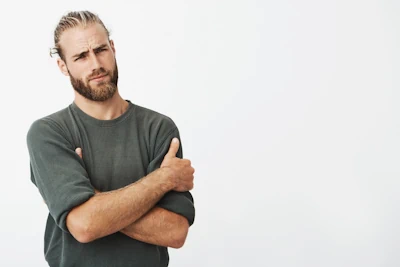 A maneira como o homem de cada signo mostra que está incomodado