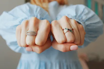 Como usar anéis para atrair Sorte Amor e Riqueza A escolha do anel no dedo certo