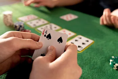 Entenda o Significado de Sonhar em Jogar Cartas: Confira alguns significados