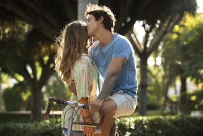 Signos que se apaixonam pra já vs. os que mantêm a cabeça fria