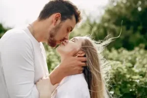 Como é Aquário no amor: liberdade, inovação e paixão imprevisível