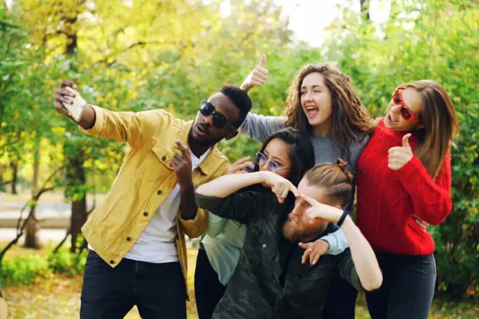 O tipo de amigos que você precisa com base no seu signo do zodíaco