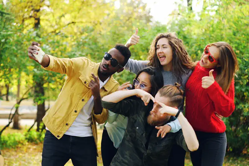 O tipo de amigos que você precisa com base no seu signo do zodíaco