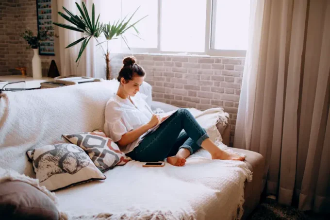 Ranking: qual signo é mais caseiro? Do mais grudado no sofa ao que não para em casa